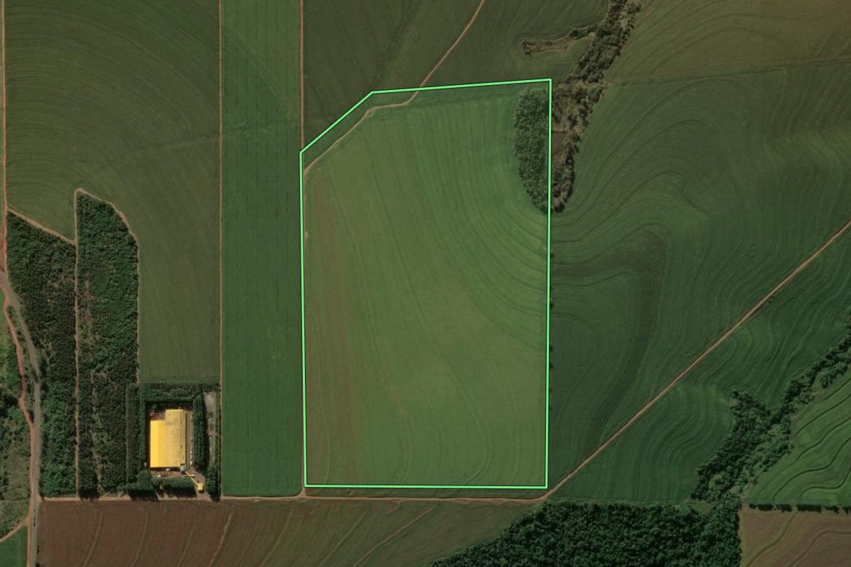 Imagem de satélite do imóvel rural em Jaguapitã (PR), com o contorno declarado no CAR desenhado por cima.