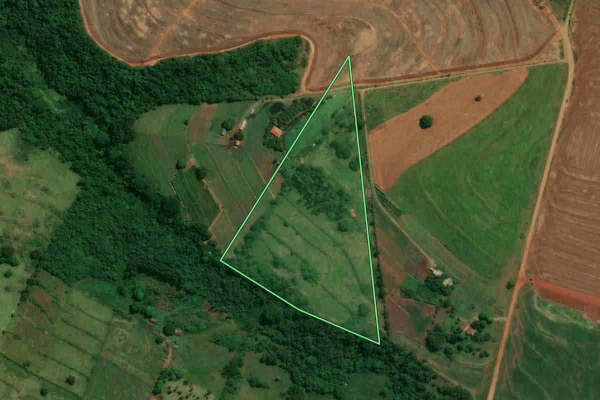Imagem de satélite do imóvel rural em Jaguapitã (PR), com o contorno declarado no CAR desenhado por cima.
