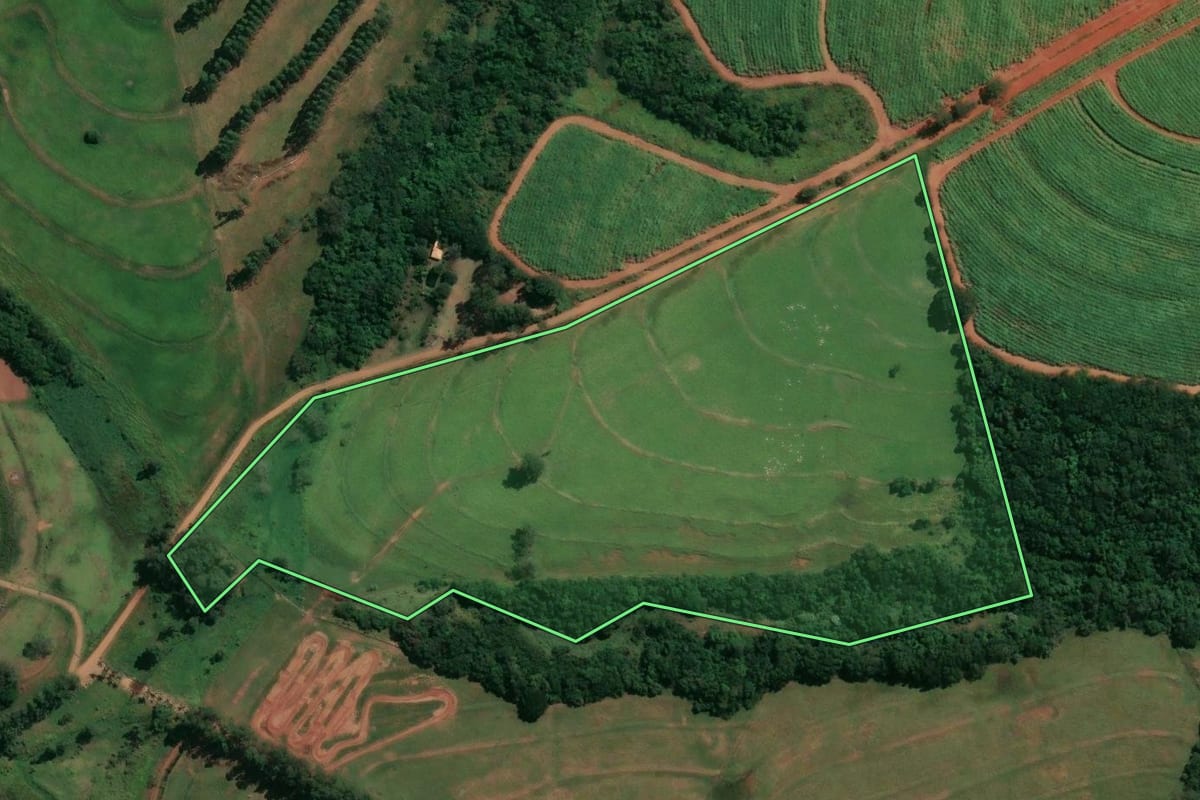 Imagem de satélite do imóvel rural em Jaguapitã (PR), com o contorno declarado no CAR desenhado por cima.