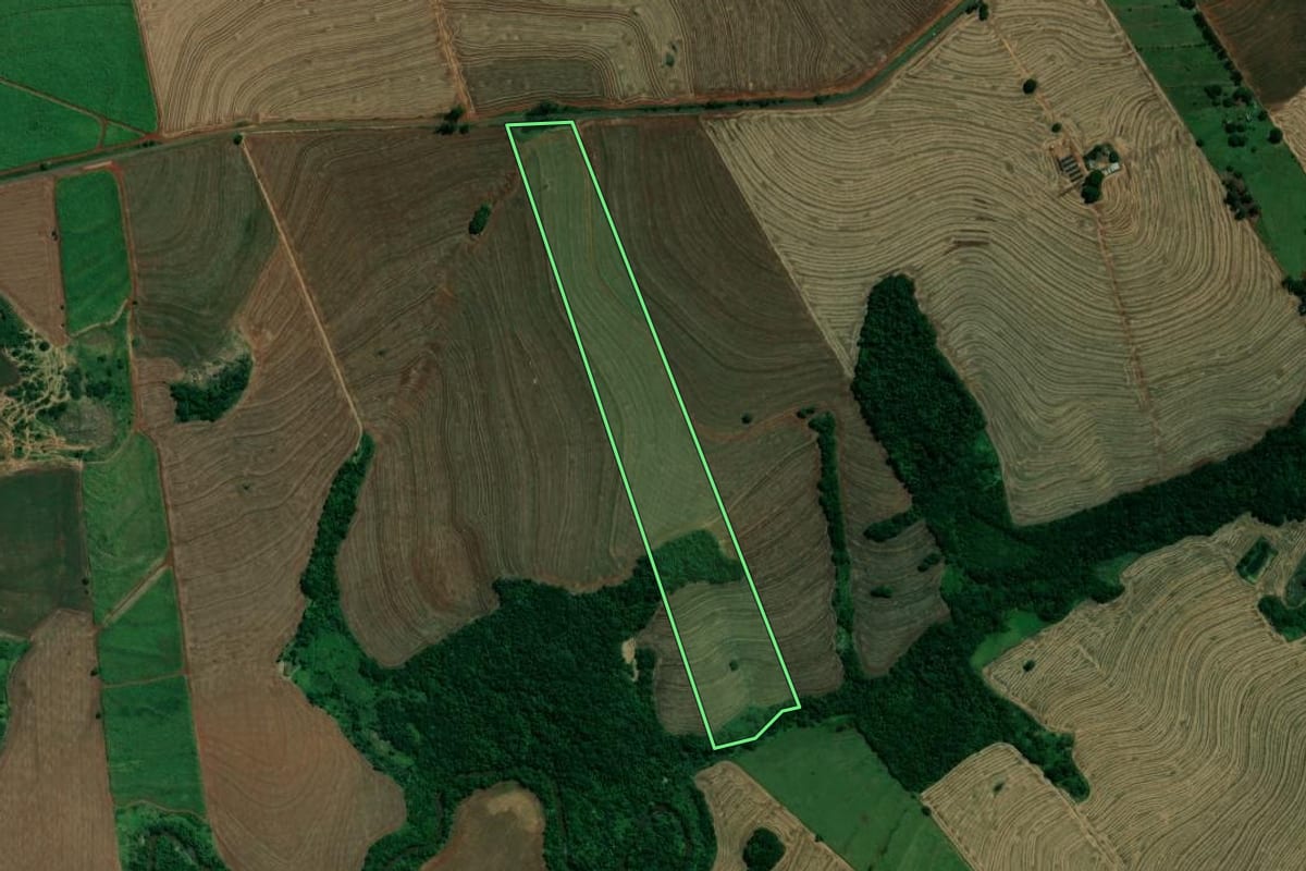 Imagem de satélite do imóvel rural em Jaguapitã (PR), com o contorno declarado no CAR desenhado por cima.