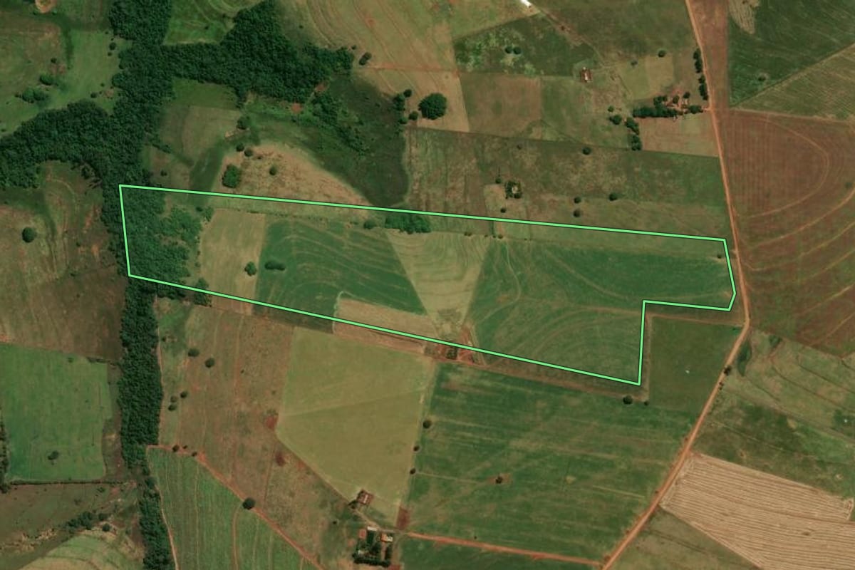 Imagem de satélite do imóvel rural em Jaguapitã (PR), com o contorno declarado no CAR desenhado por cima.