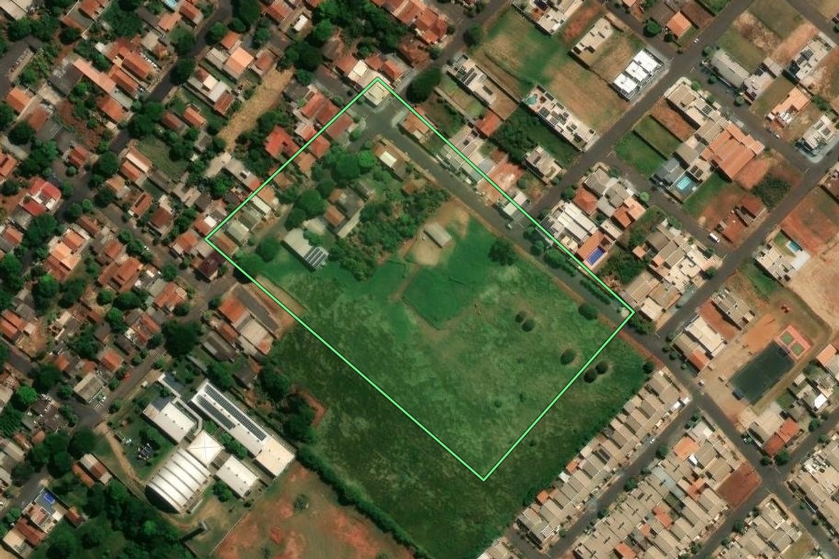 Imagem de satélite do imóvel rural em Jaguapitã (PR), com o contorno declarado no CAR desenhado por cima.