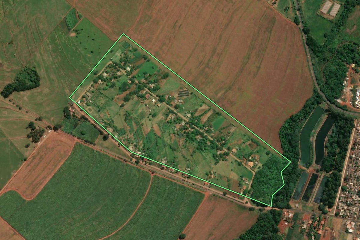 Imagem de satélite do imóvel rural em Jaguapitã (PR), com o contorno declarado no CAR desenhado por cima.