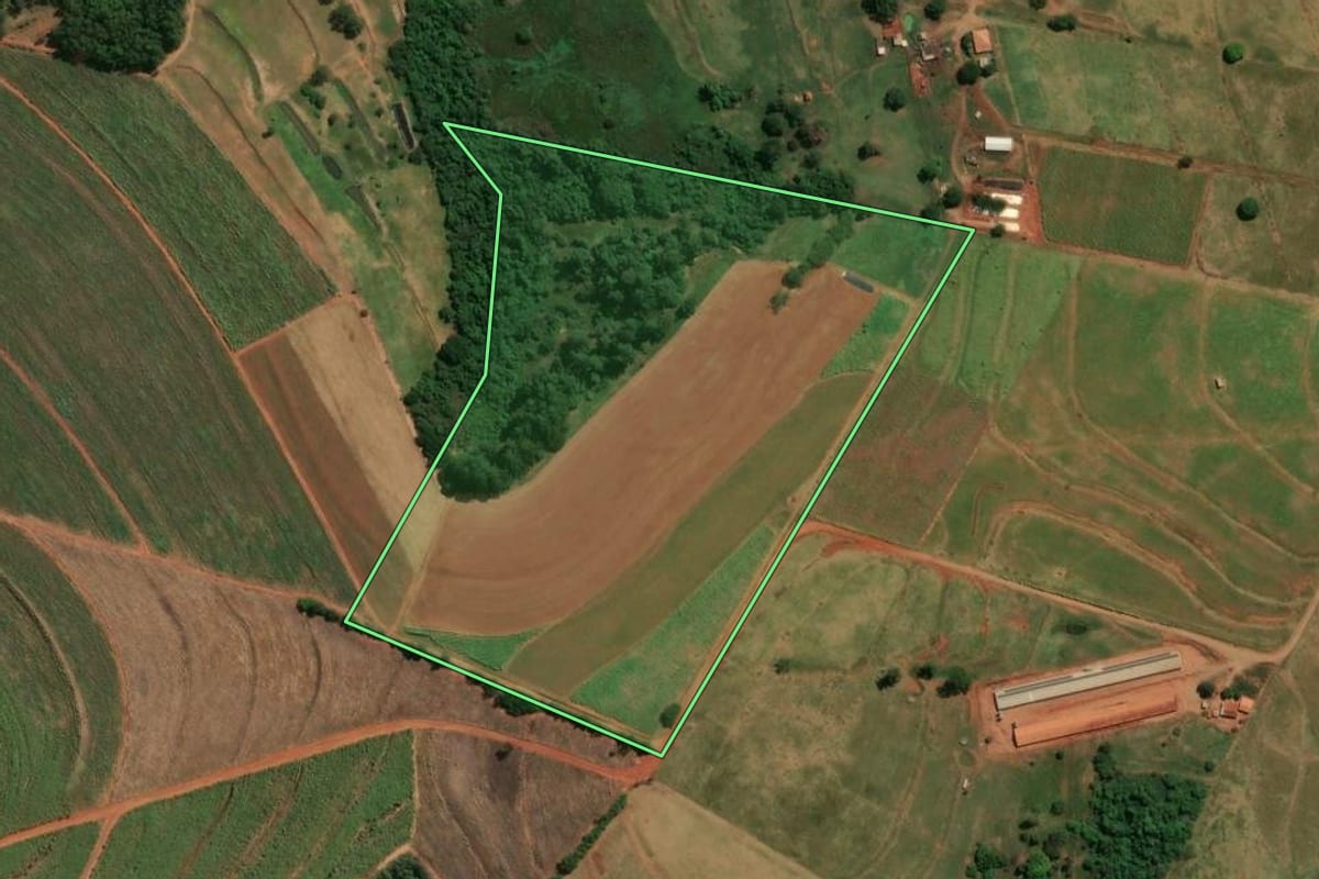 Imagem de satélite do imóvel rural em Jaguapitã (PR), com o contorno declarado no CAR desenhado por cima.