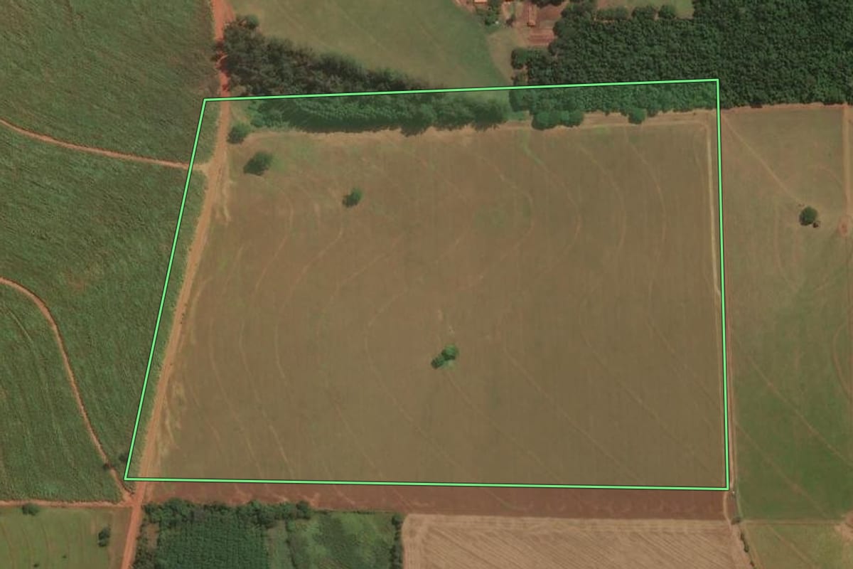 Imagem de satélite do imóvel rural em Jaguapitã (PR), com o contorno declarado no CAR desenhado por cima.