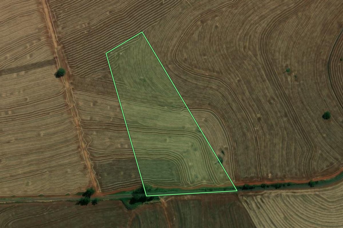 Imagem de satélite do imóvel rural em Jaguapitã (PR), com o contorno declarado no CAR desenhado por cima.