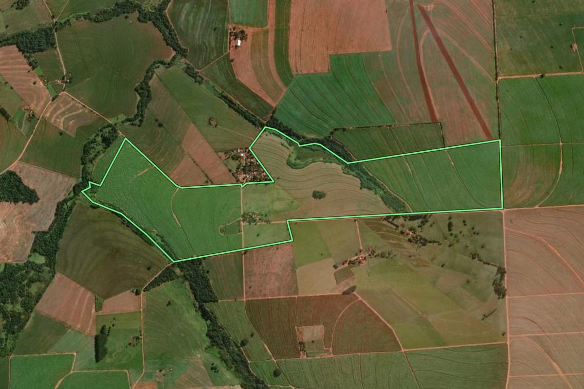 Imagem de satélite do imóvel rural em Jaguapitã (PR), com o contorno declarado no CAR desenhado por cima.