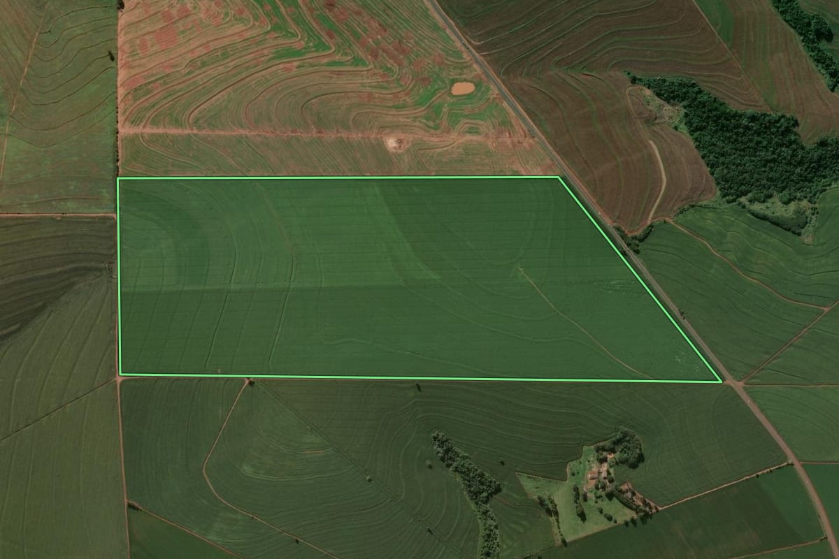 Imagem de satélite do imóvel rural em Jaguapitã (PR), com o contorno declarado no CAR desenhado por cima.