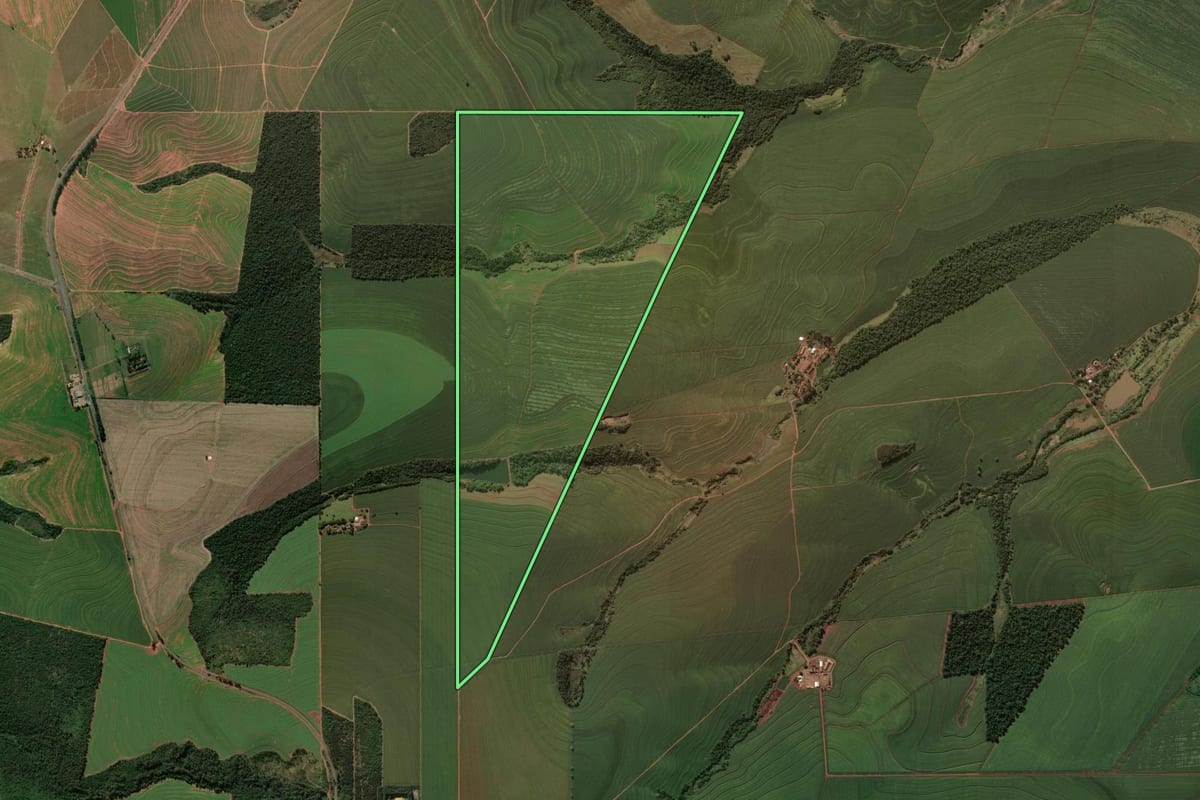 Imagem de satélite do imóvel rural em Jaguapitã (PR), com o contorno declarado no CAR desenhado por cima.