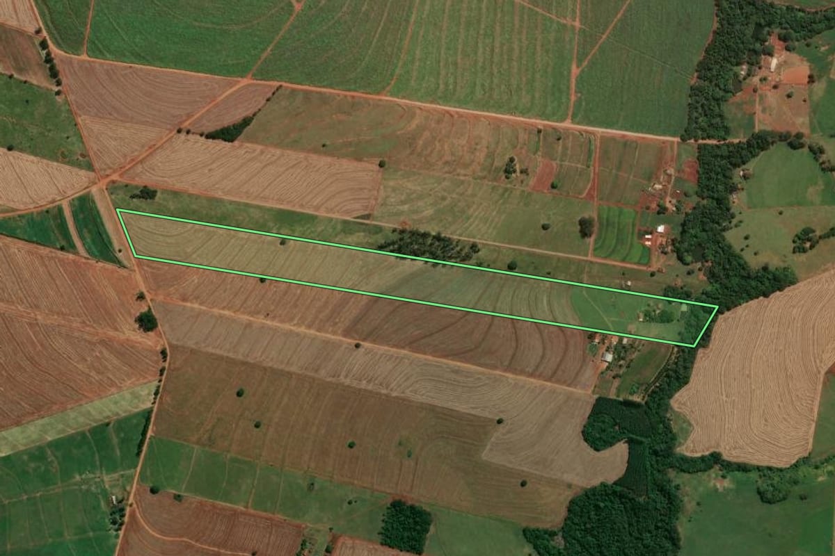 Imagem de satélite do imóvel rural em Jaguapitã (PR), com o contorno declarado no CAR desenhado por cima.