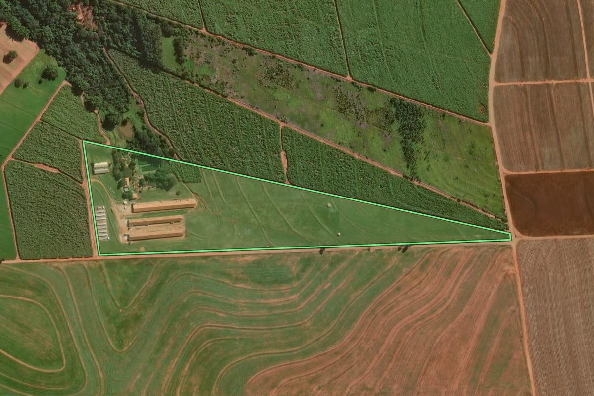 Imagem de satélite do imóvel rural em Jaguapitã (PR), com o contorno declarado no CAR desenhado por cima.