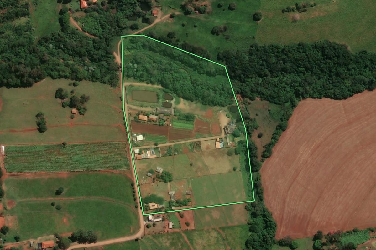 Imagem de satélite do imóvel rural em Jaguapitã (PR), com o contorno declarado no CAR desenhado por cima.