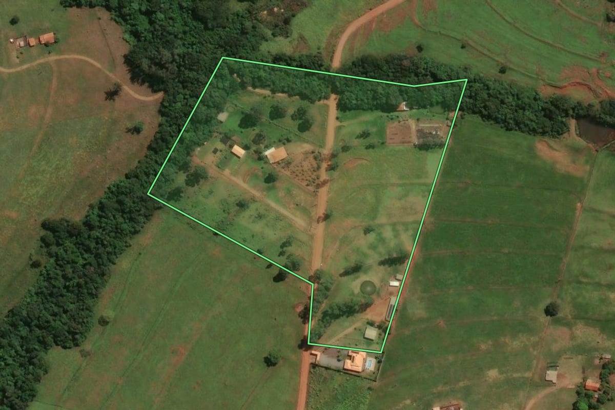 Imagem de satélite do imóvel rural em Jaguapitã (PR), com o contorno declarado no CAR desenhado por cima.