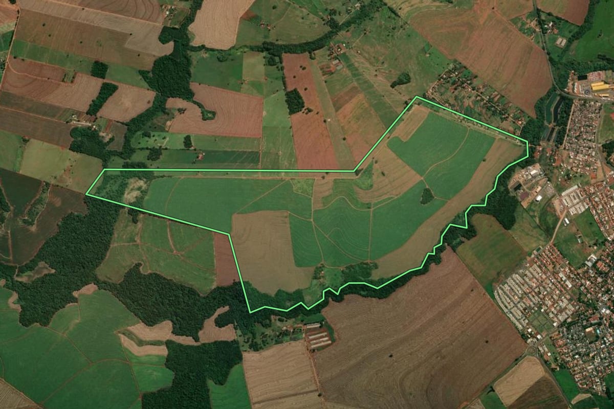 Imagem de satélite do imóvel rural em Jaguapitã (PR), com o contorno declarado no CAR desenhado por cima.