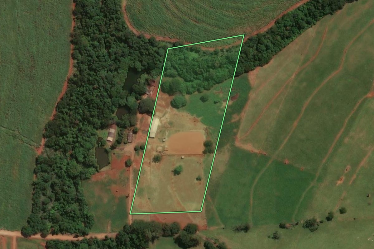 Imagem de satélite do imóvel rural em Jaguapitã (PR), com o contorno declarado no CAR desenhado por cima.
