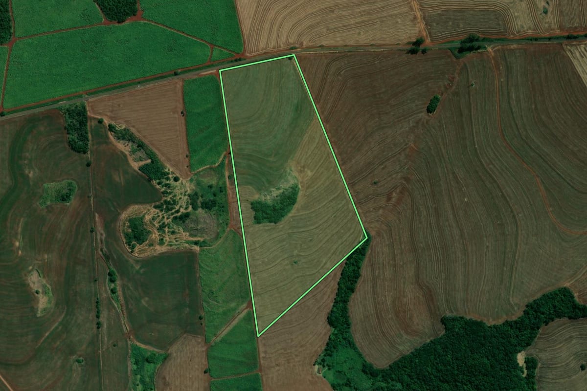 Imagem de satélite do imóvel rural em Jaguapitã (PR), com o contorno declarado no CAR desenhado por cima.