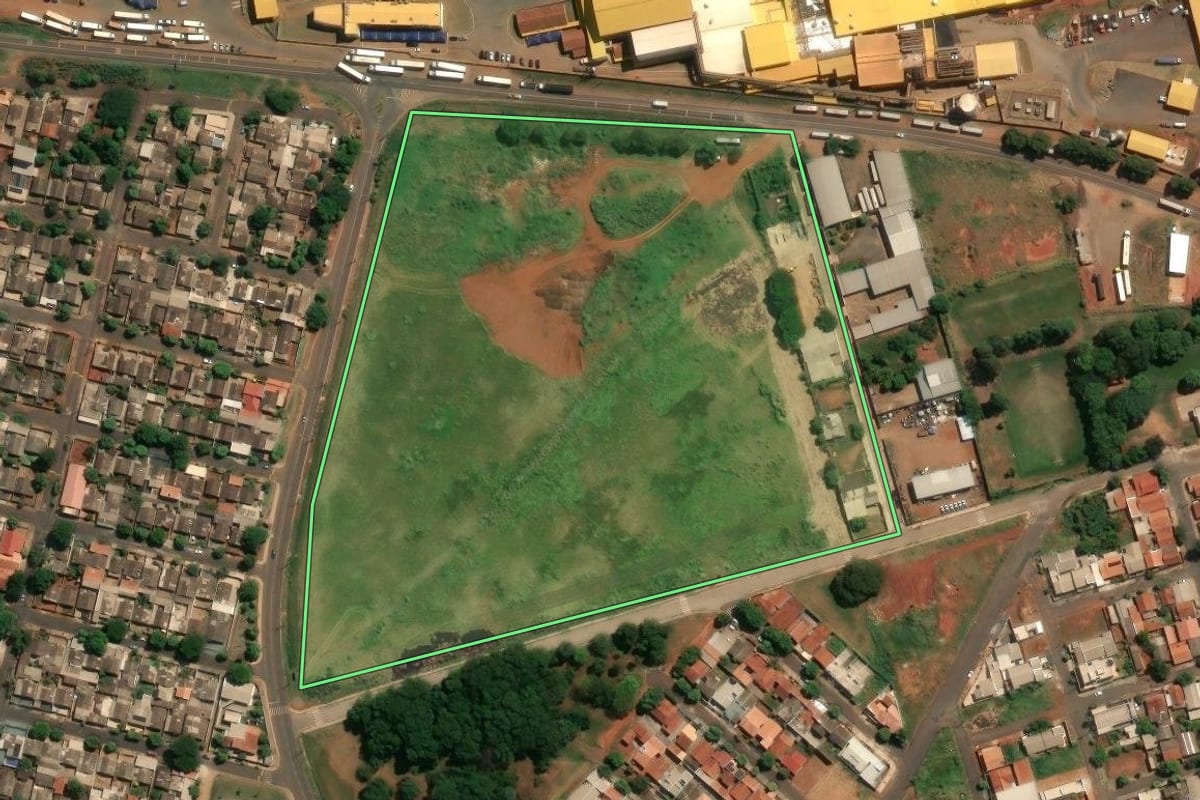 Imagem de satélite do imóvel rural em Jaguapitã (PR), com o contorno declarado no CAR desenhado por cima.