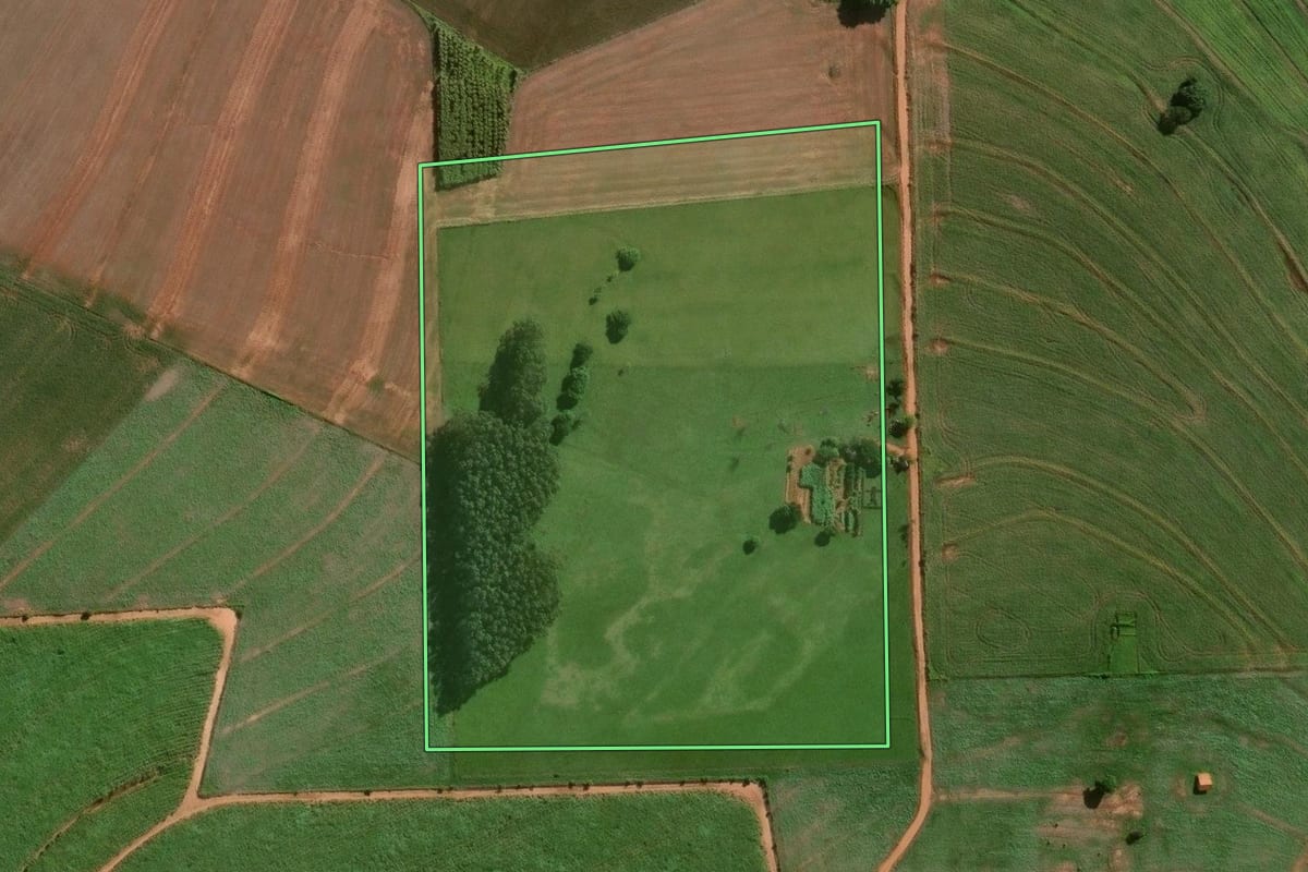 Imagem de satélite do imóvel rural em Jaguapitã (PR), com o contorno declarado no CAR desenhado por cima.