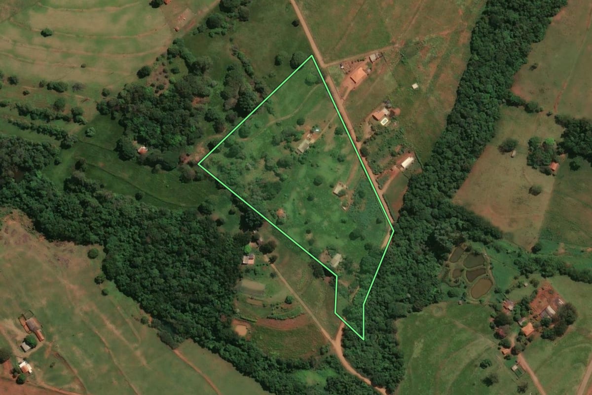 Imagem de satélite do imóvel rural em Jaguapitã (PR), com o contorno declarado no CAR desenhado por cima.