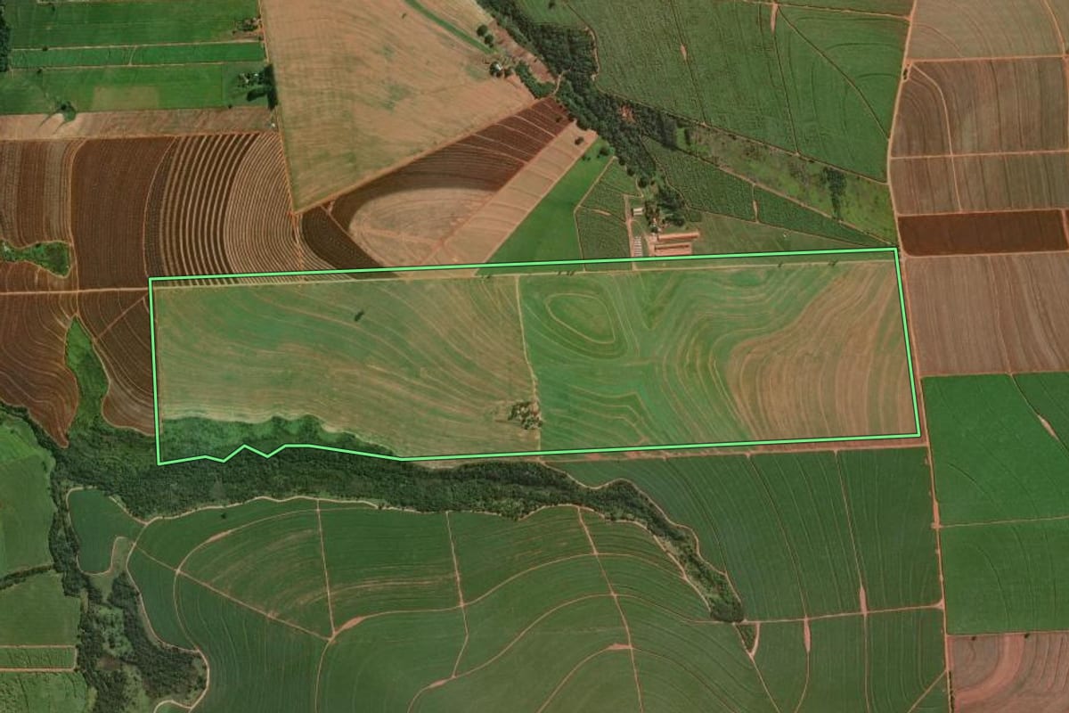 Imagem de satélite do imóvel rural em Jaguapitã (PR), com o contorno declarado no CAR desenhado por cima.