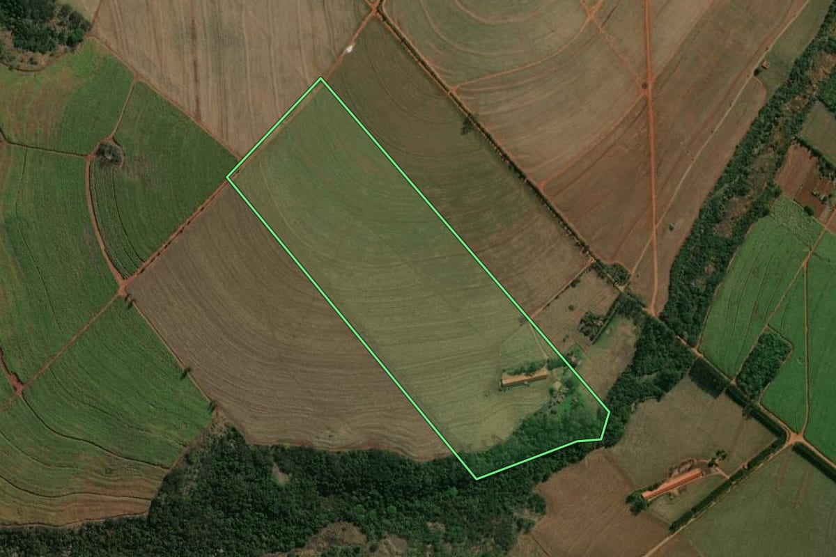 Imagem de satélite do imóvel rural em Jaguapitã (PR), com o contorno declarado no CAR desenhado por cima.