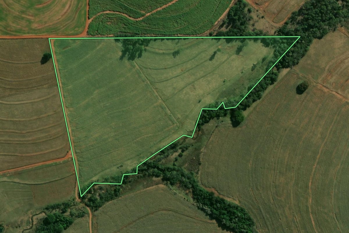Imagem de satélite do imóvel rural em Jaguapitã (PR), com o contorno declarado no CAR desenhado por cima.