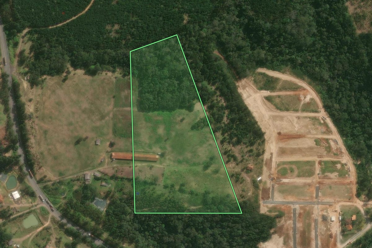 Imagem de satélite do imóvel rural em Jaguariaíva (PR), com o contorno declarado no CAR desenhado por cima.