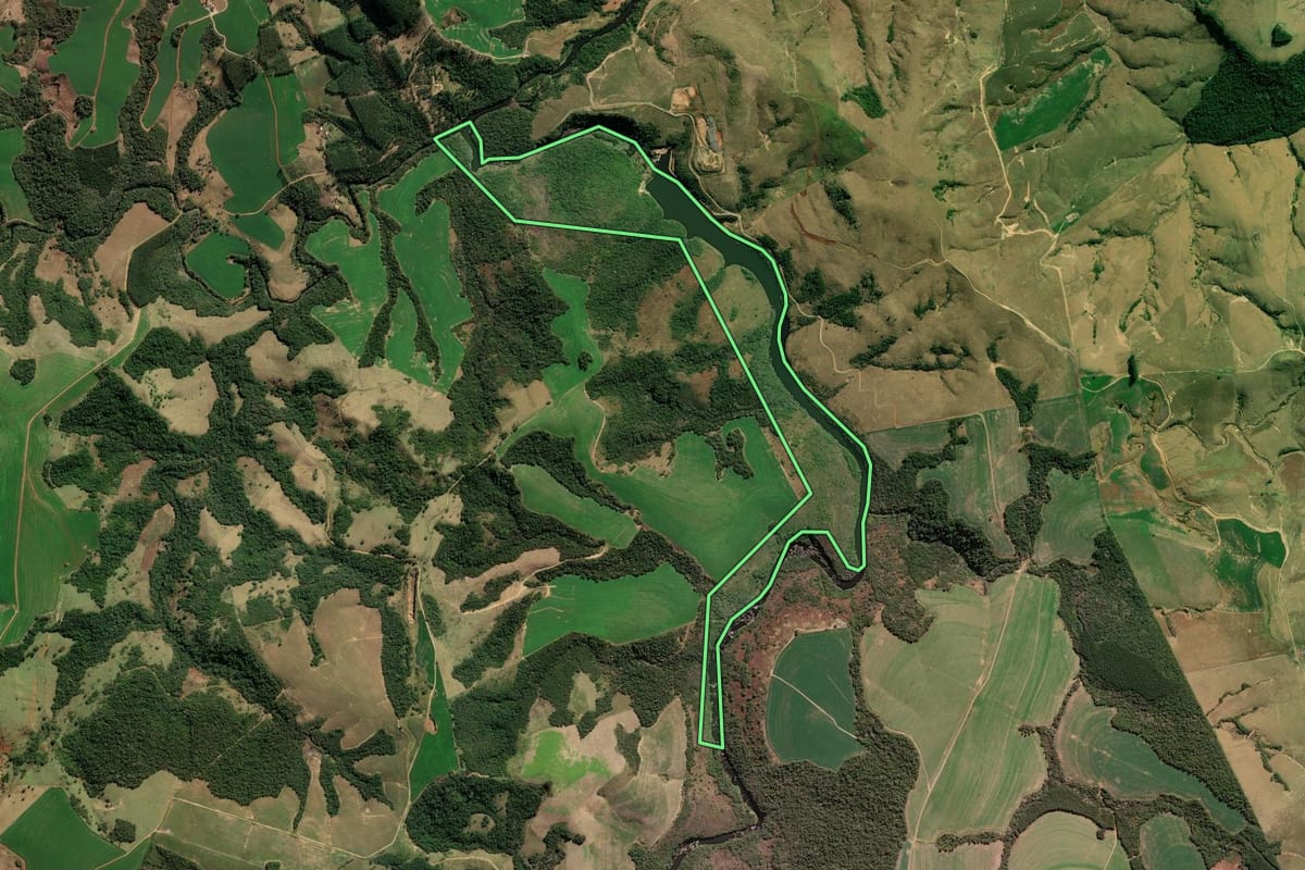 Imagem de satélite do imóvel rural em Jaguariaíva (PR), com o contorno declarado no CAR desenhado por cima.