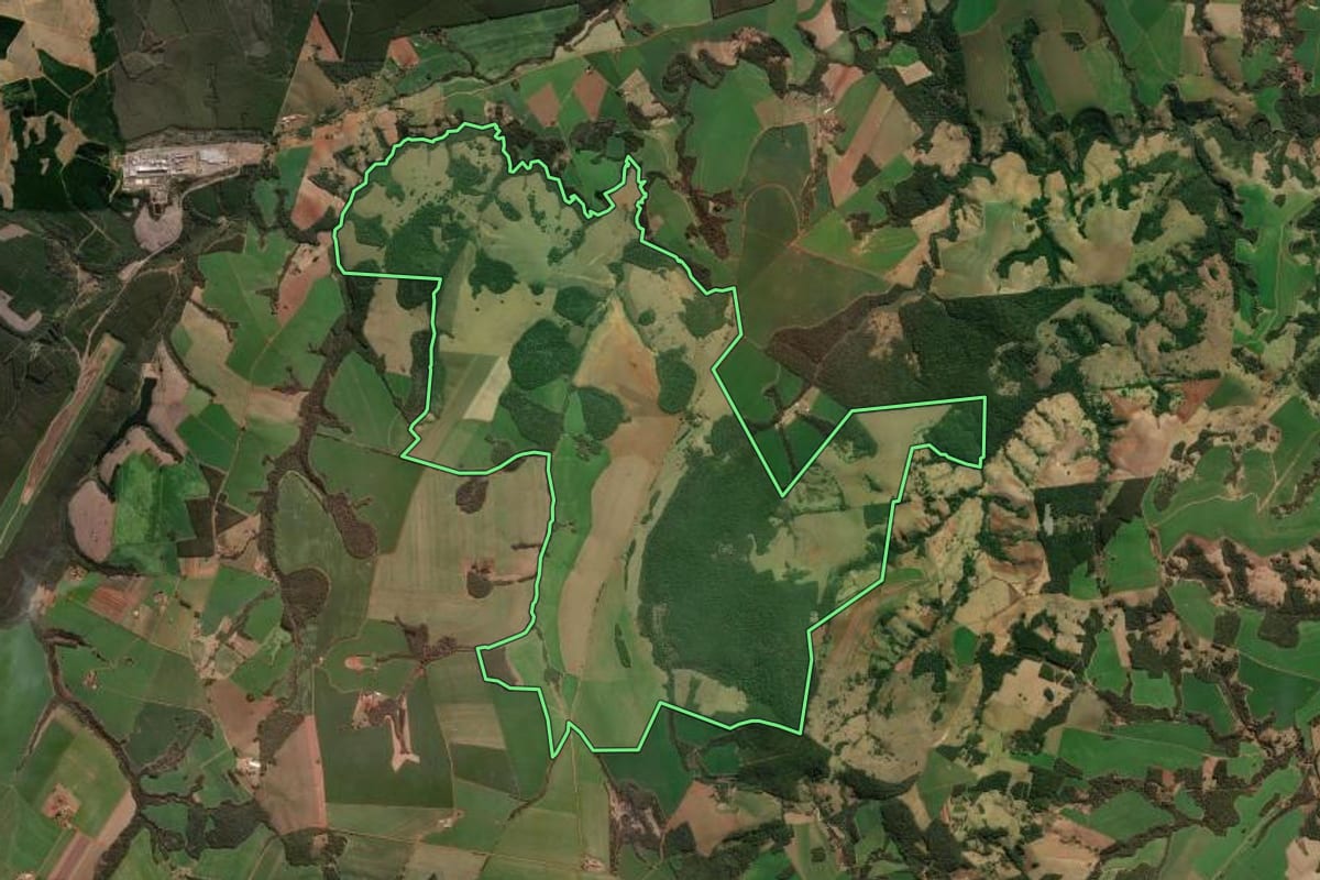 Imagem de satélite do imóvel rural em Jaguariaíva (PR), com o contorno declarado no CAR desenhado por cima.