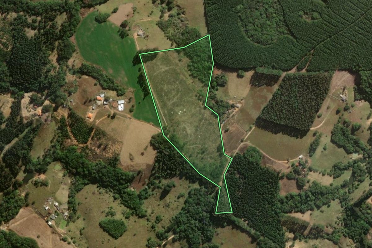 Imagem de satélite do imóvel rural em Jaguariaíva (PR), com o contorno declarado no CAR desenhado por cima.