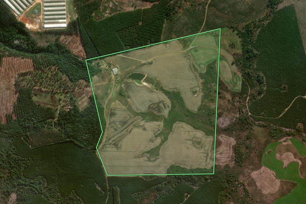 Imagem de satélite do imóvel rural em Jaguariaíva (PR), com o contorno declarado no CAR desenhado por cima.