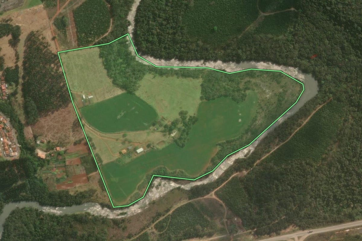 Imagem de satélite do imóvel rural em Jaguariaíva (PR), com o contorno declarado no CAR desenhado por cima.