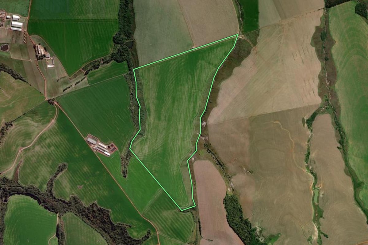 Imagem de satélite do imóvel rural em Jaguariaíva (PR), com o contorno declarado no CAR desenhado por cima.