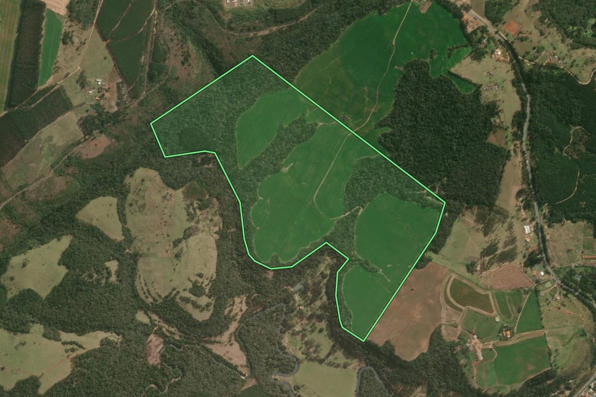 Imagem de satélite do imóvel rural em Jaguariaíva (PR), com o contorno declarado no CAR desenhado por cima.