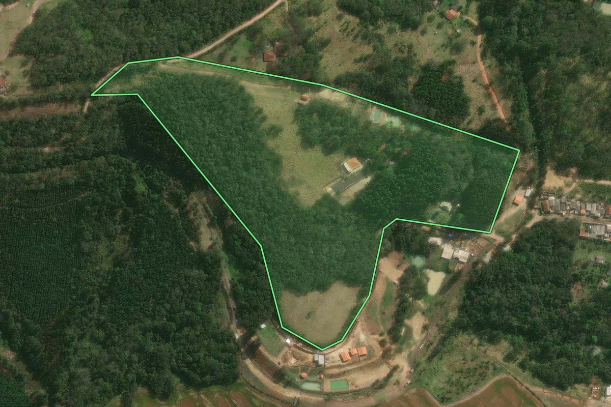 Imagem de satélite do imóvel rural em Jaguariaíva (PR), com o contorno declarado no CAR desenhado por cima.