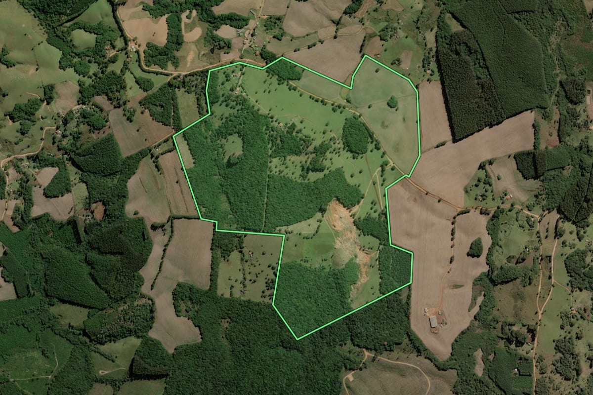 Imagem de satélite do imóvel rural em Jaguariaíva (PR), com o contorno declarado no CAR desenhado por cima.