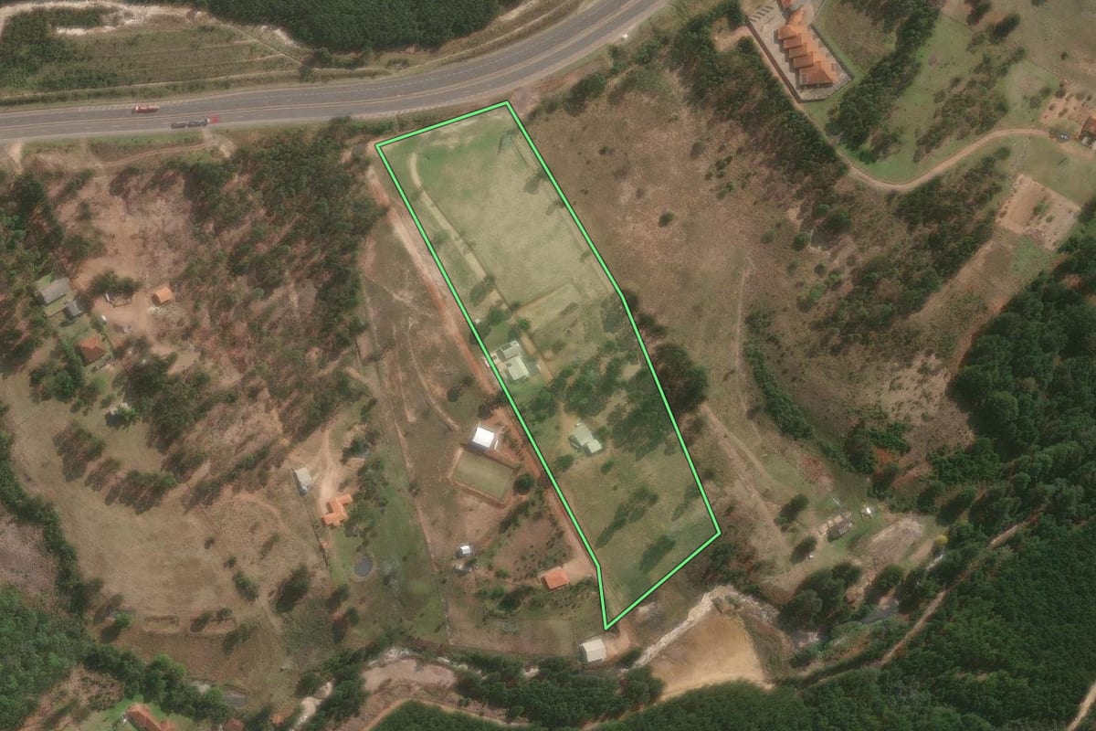 Imagem de satélite do imóvel rural em Jaguariaíva (PR), com o contorno declarado no CAR desenhado por cima.