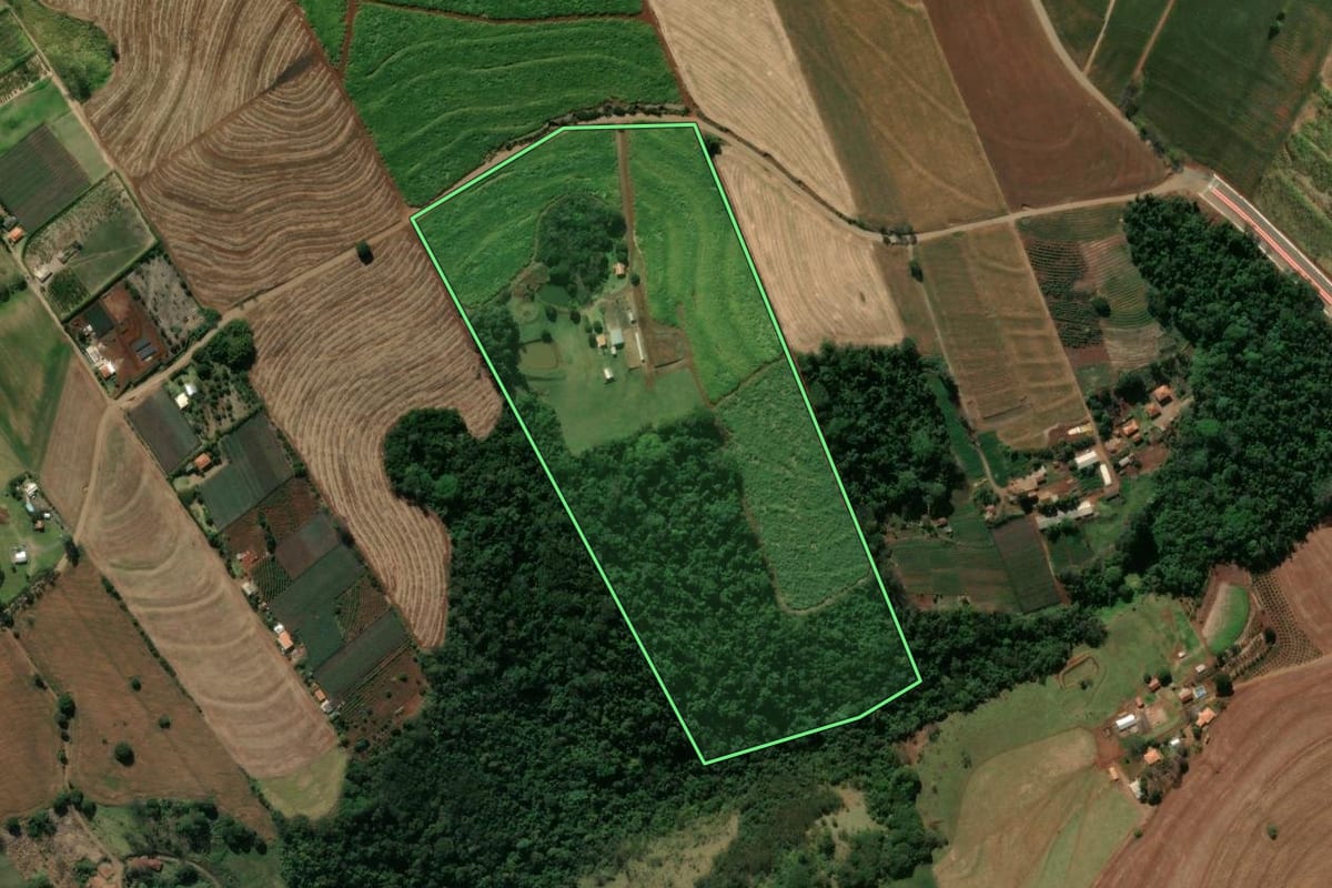 Imagem de satélite do imóvel rural em Jandaia do Sul (PR), com o contorno declarado no CAR desenhado por cima.