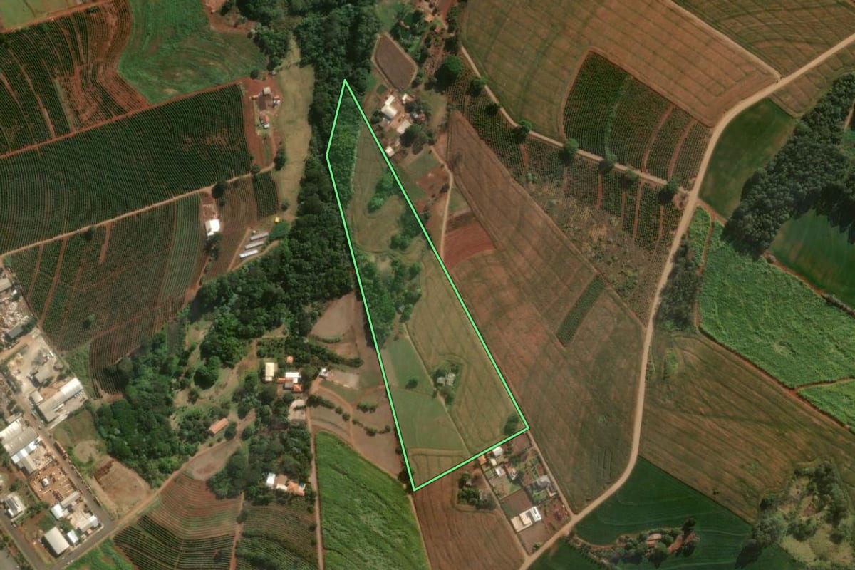 Imagem de satélite do imóvel rural em Jandaia do Sul (PR), com o contorno declarado no CAR desenhado por cima.
