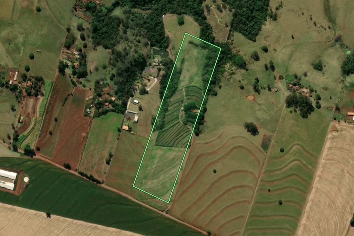 Imagem de satélite do imóvel rural em Jandaia do Sul (PR), com o contorno declarado no CAR desenhado por cima.