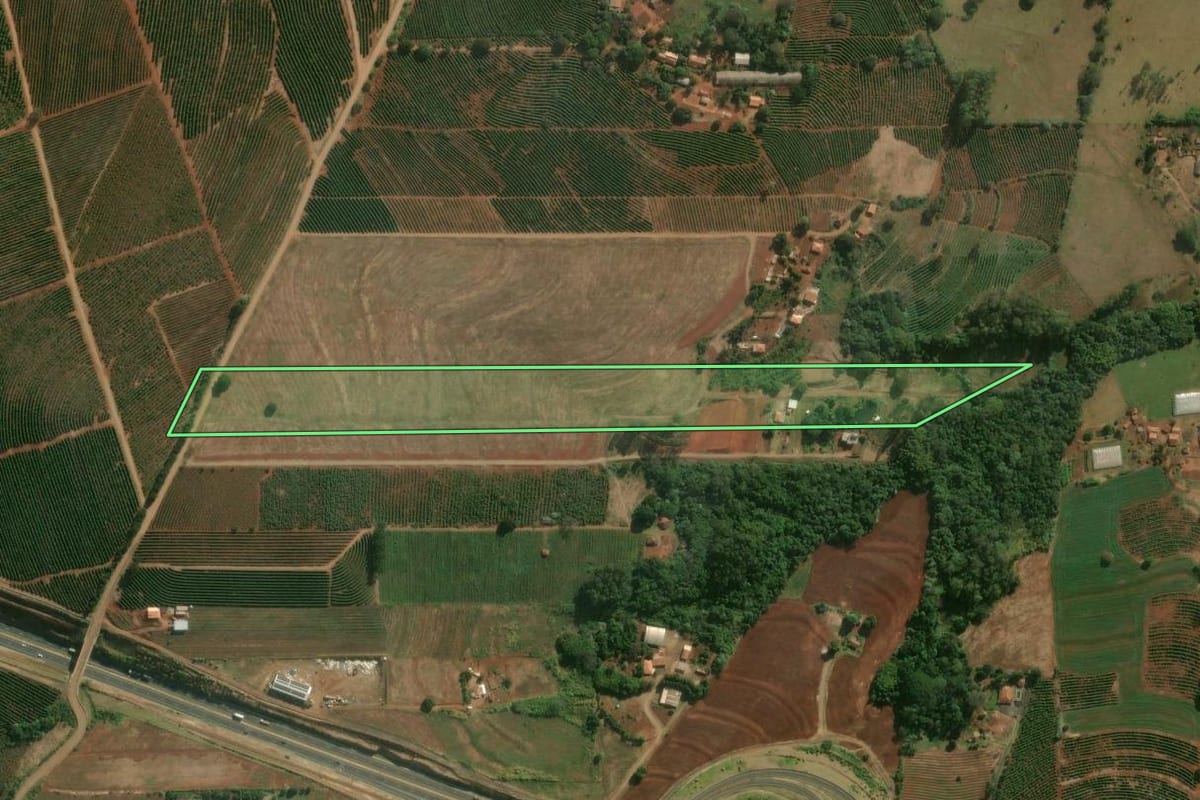 Imagem de satélite do imóvel rural em Jandaia do Sul (PR), com o contorno declarado no CAR desenhado por cima.