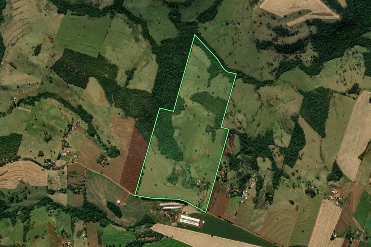 Imagem de satélite do imóvel rural em Jandaia do Sul (PR), com o contorno declarado no CAR desenhado por cima.
