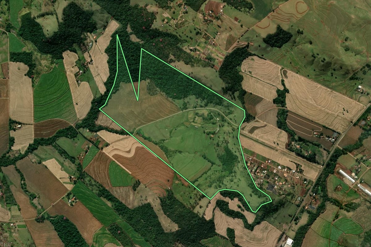 Imagem de satélite do imóvel rural em Jandaia do Sul (PR), com o contorno declarado no CAR desenhado por cima.