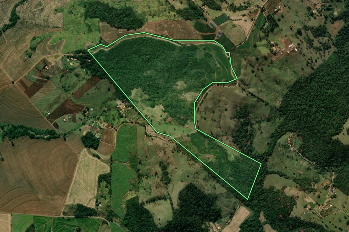Imagem de satélite do imóvel rural em Jandaia do Sul (PR), com o contorno declarado no CAR desenhado por cima.