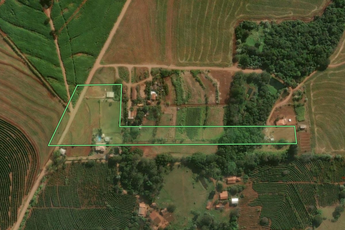 Imagem de satélite do imóvel rural em Jandaia do Sul (PR), com o contorno declarado no CAR desenhado por cima.
