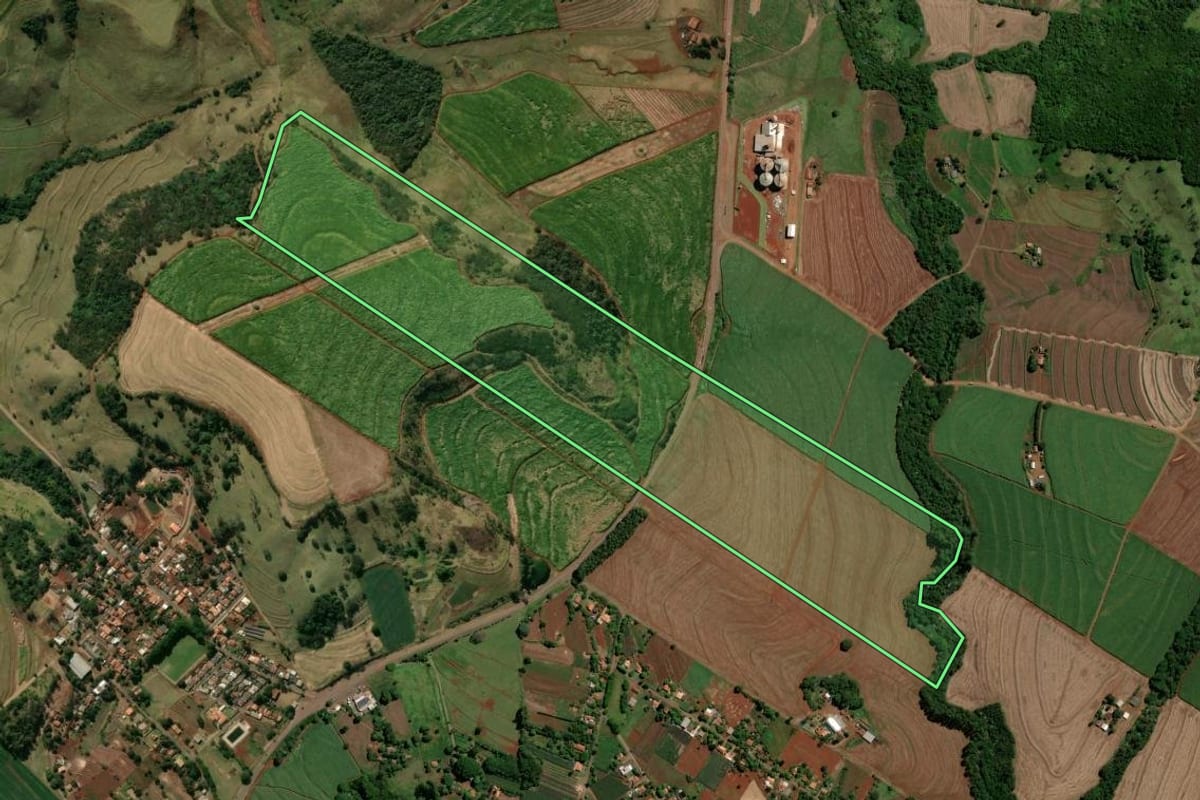 Imagem de satélite do imóvel rural em Jandaia do Sul (PR), com o contorno declarado no CAR desenhado por cima.