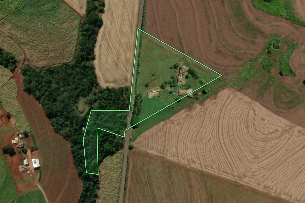Imagem de satélite do imóvel rural em Jandaia do Sul (PR), com o contorno declarado no CAR desenhado por cima.