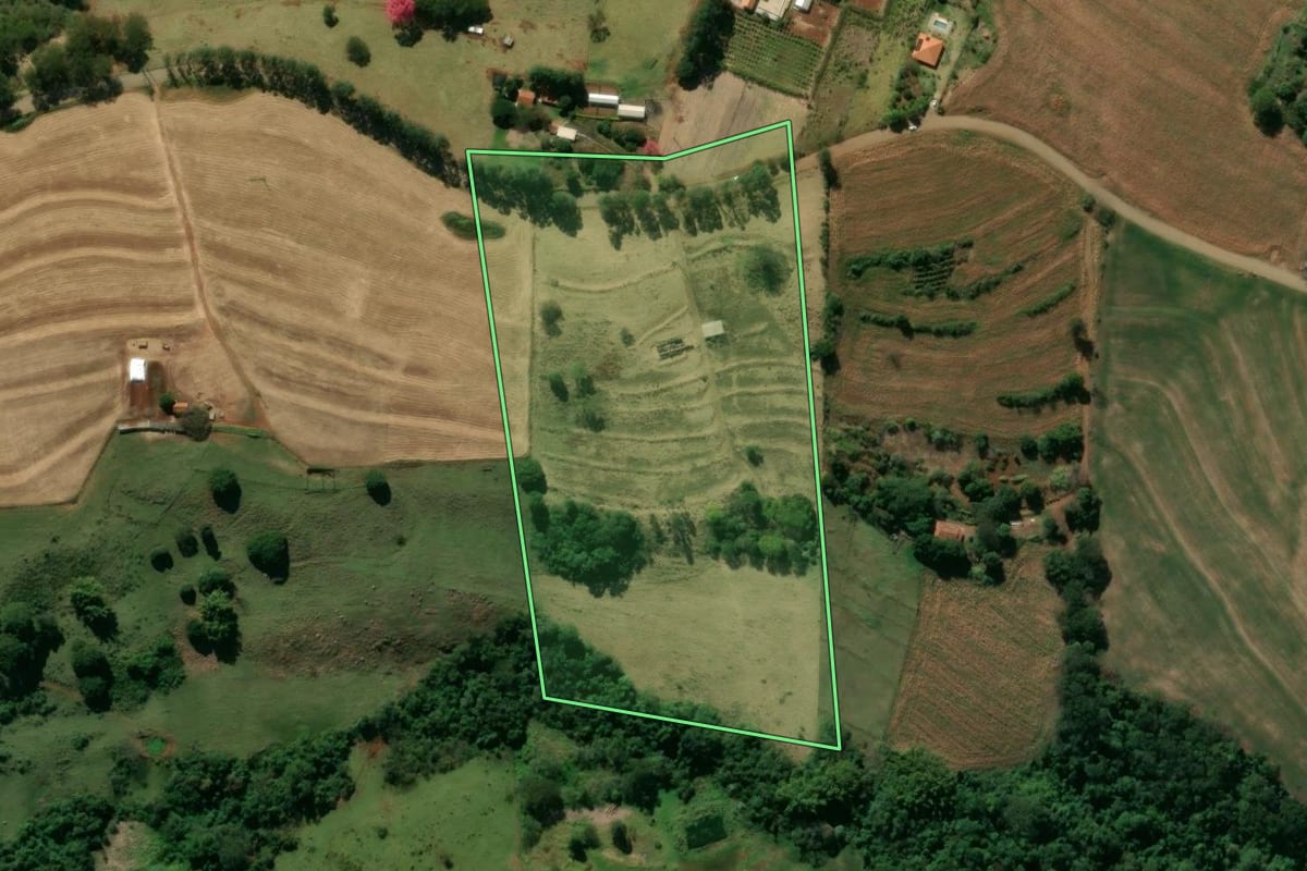 Imagem de satélite do imóvel rural em Jandaia do Sul (PR), com o contorno declarado no CAR desenhado por cima.