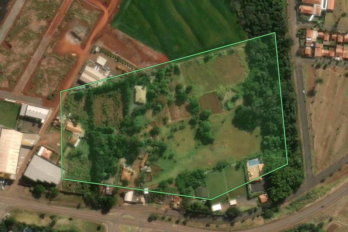 Imagem de satélite do imóvel rural em Jandaia do Sul (PR), com o contorno declarado no CAR desenhado por cima.