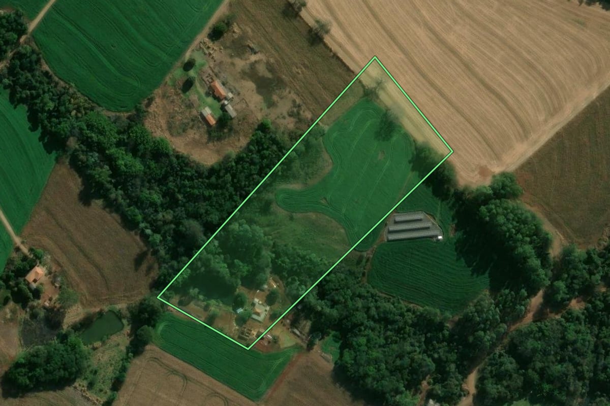 Imagem de satélite do imóvel rural em Jandaia do Sul (PR), com o contorno declarado no CAR desenhado por cima.